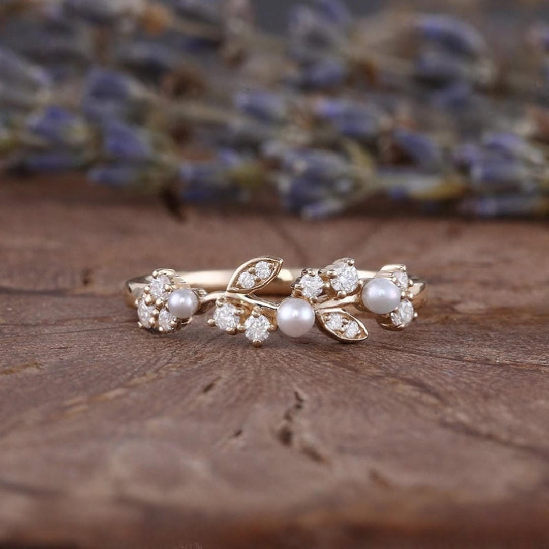 Silver Ring Íde with Pearls & Vine Motif