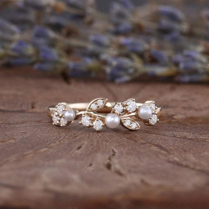 Silver Ring Íde with Pearls & Vine Motif
