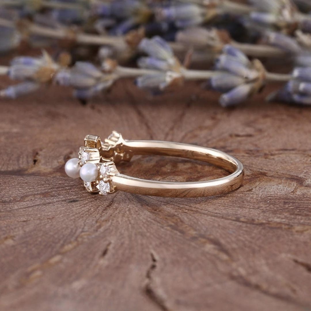 Silver Ring Íde with Pearls & Vine Motif
