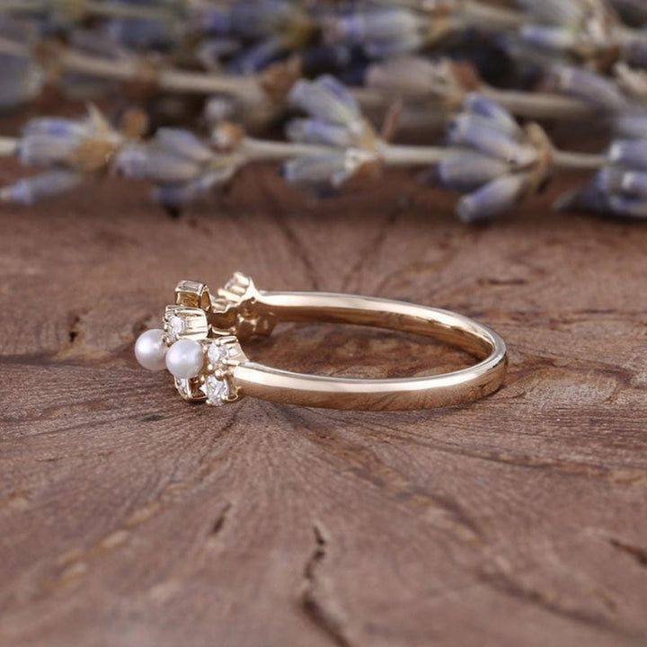 Silver Ring Íde with Pearls & Vine Motif