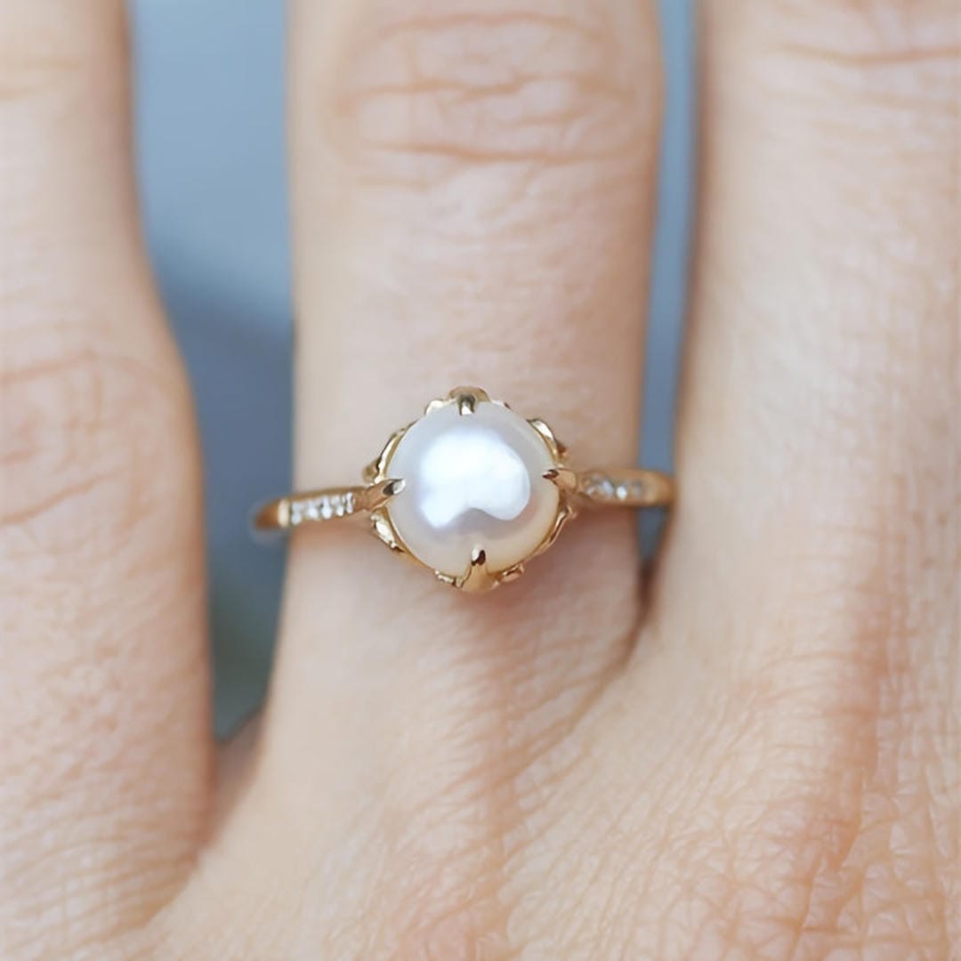 Silver Ring Íde with Freshwater Pearl