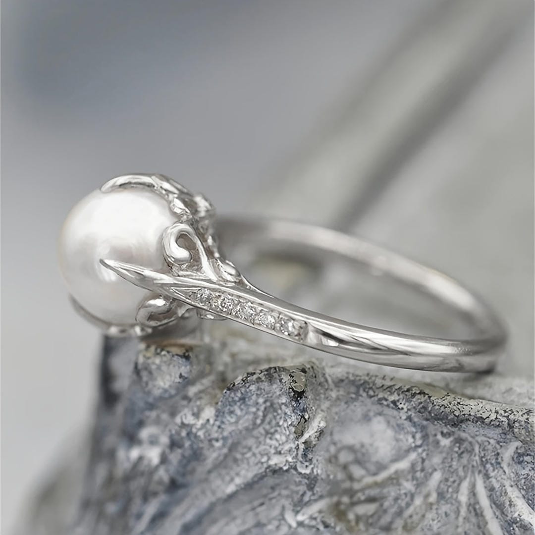 Silver Ring Íde with Freshwater Pearl