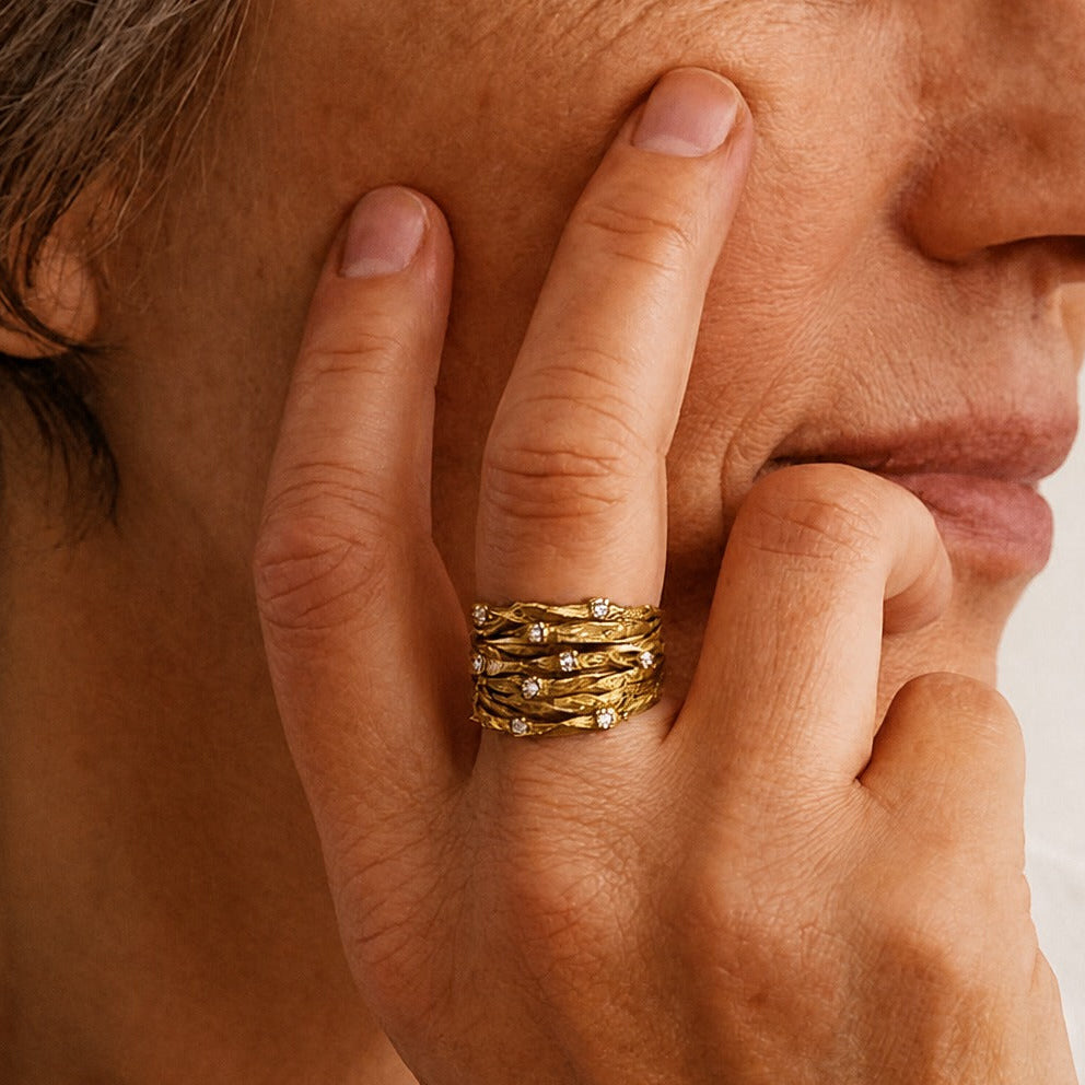 Gold Statement Ring Béibhinn with Crystals