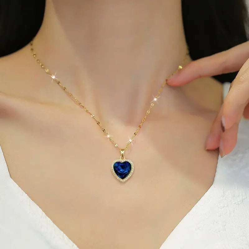 Gold Necklace Clíona with Sapphire Heart