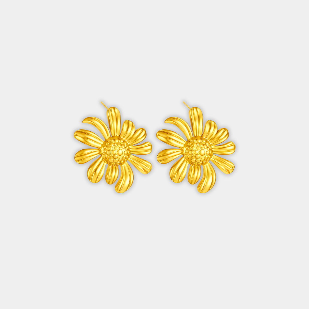 Gold Stud Earrings Gráinne with Daisy