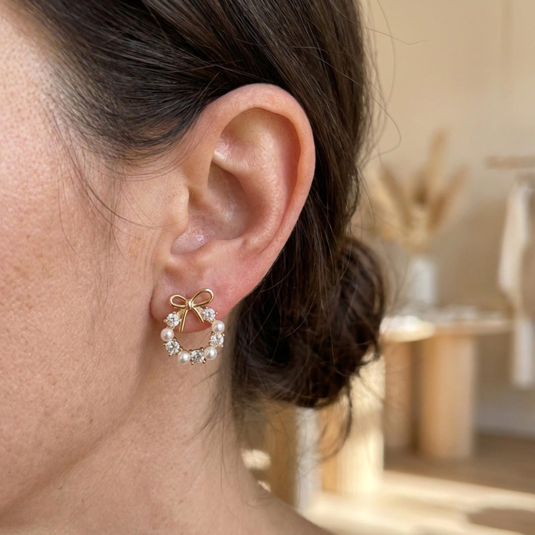 Gold Stud Earrings Íde with Bow, Pearls and Zirconia