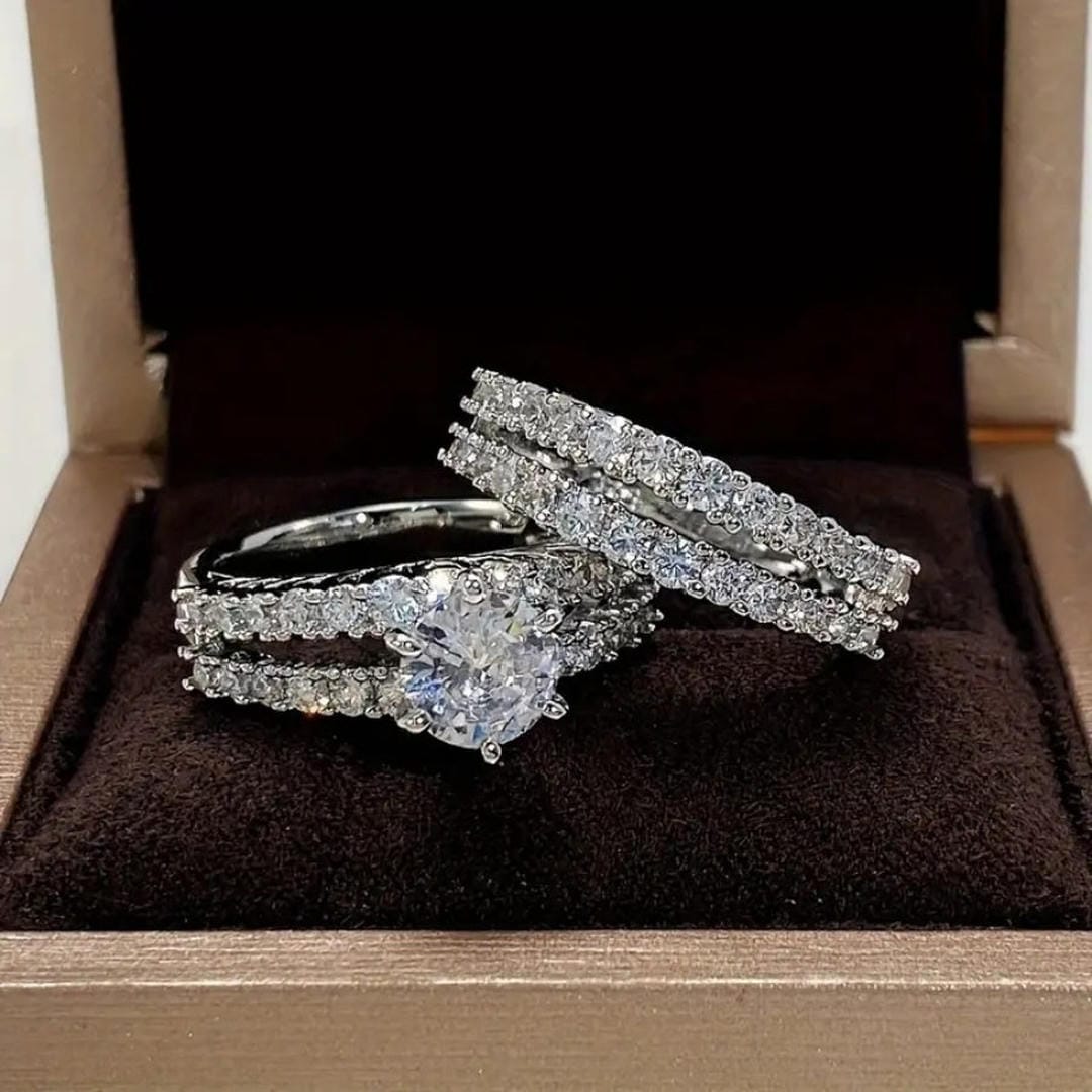 Gold Ring Set Aisling with Crystal Halo
