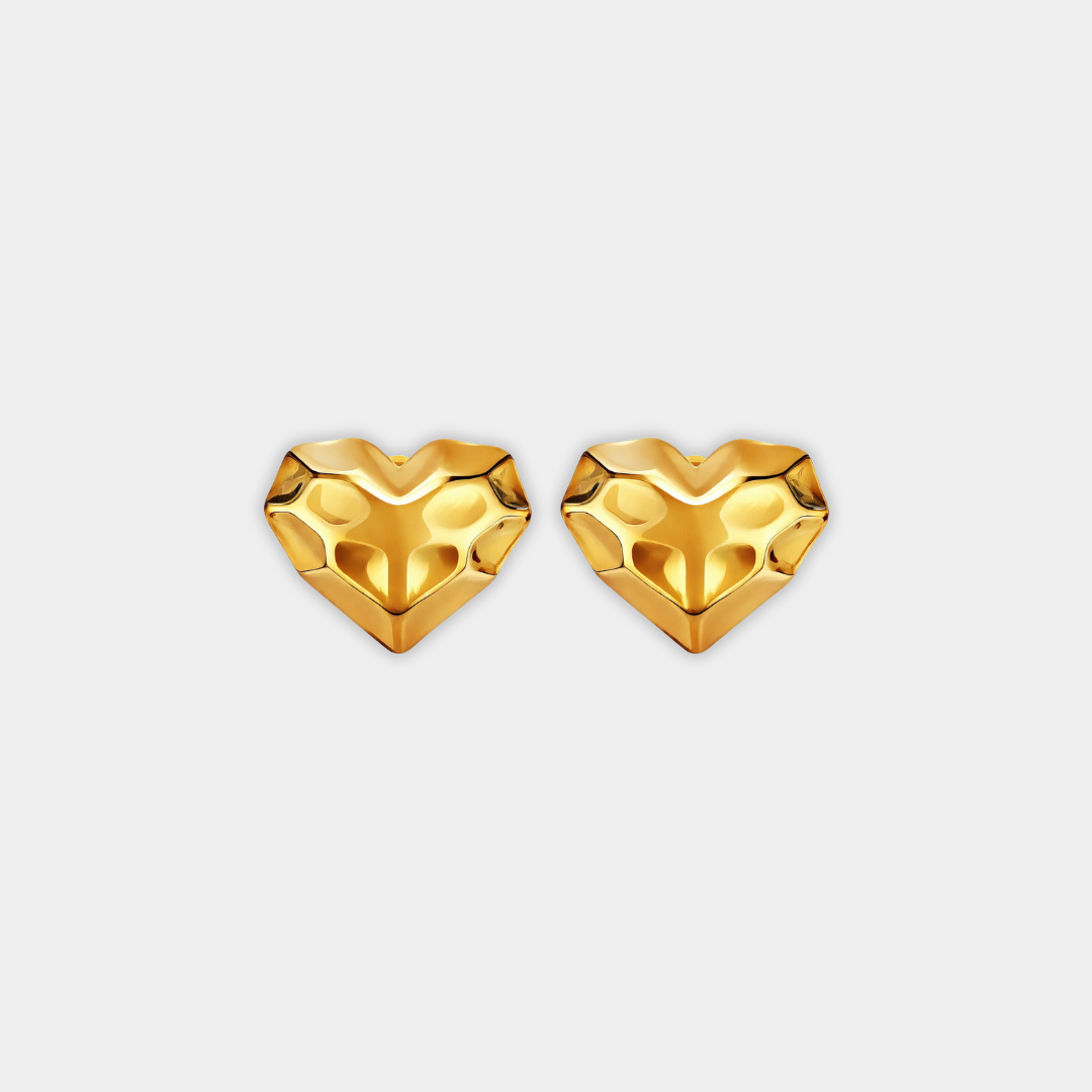 Gold Stud Earrings Áine with Heart Motif