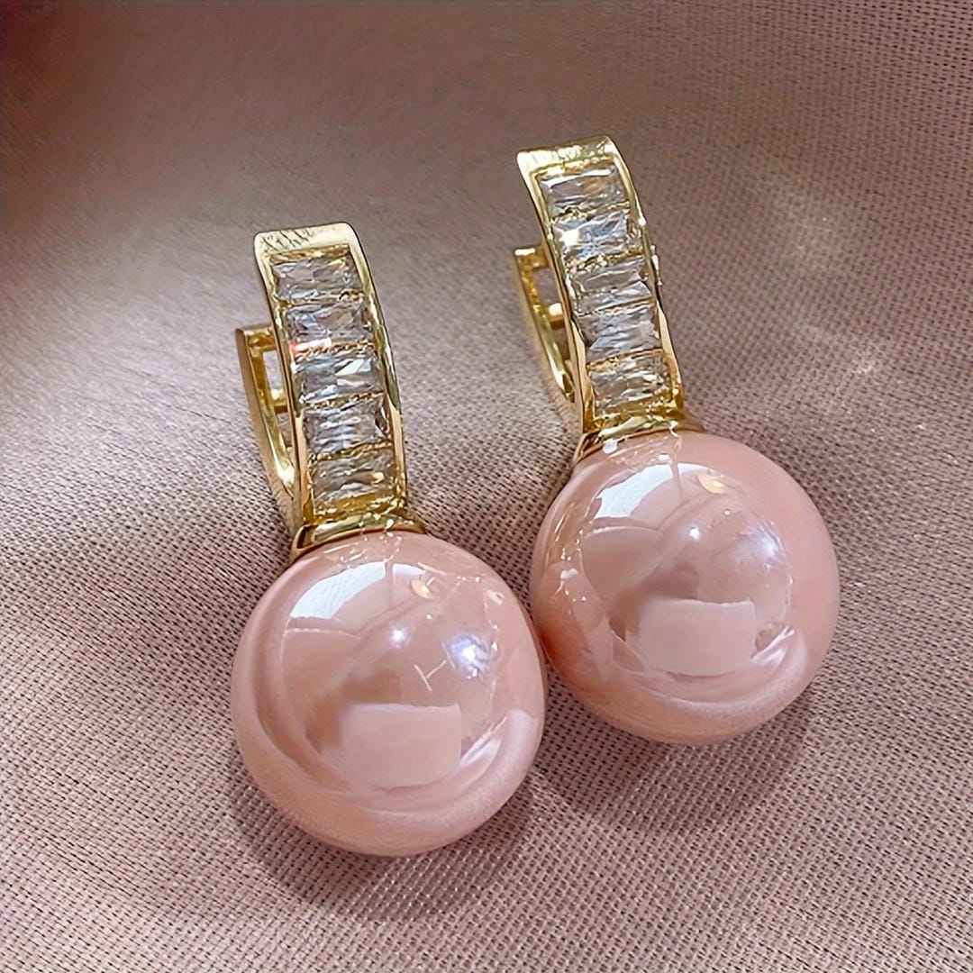 Gold Huggie Earrings Bríd with Pink Pearl
