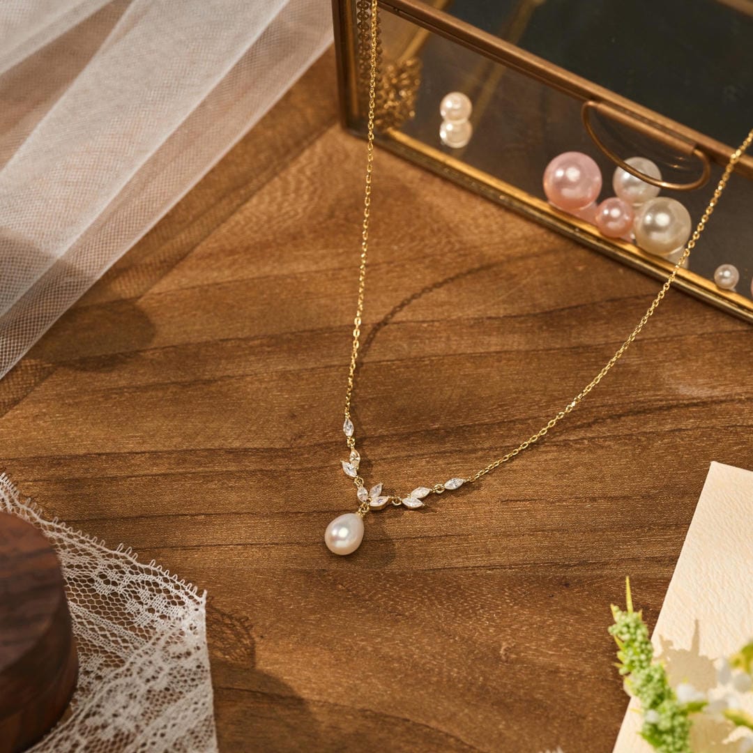 Gold Necklace Clíona with Pearl Drop and Zirconia