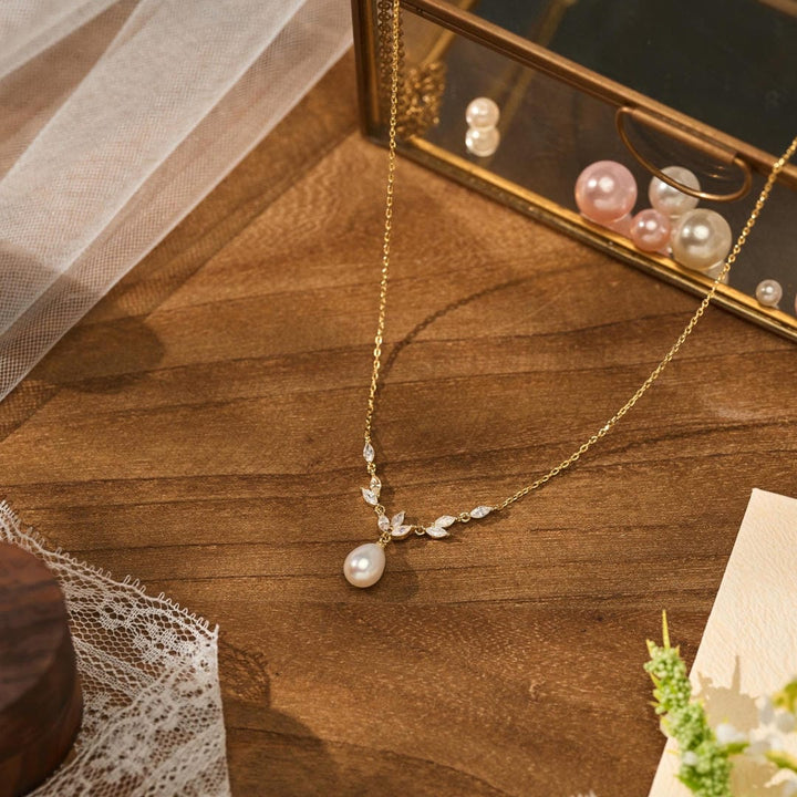 Gold Necklace Clíona with Pearl Drop and Zirconia