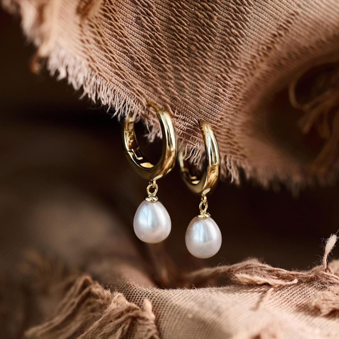 Gold Huggie Earrings Dáiríne with Pearl