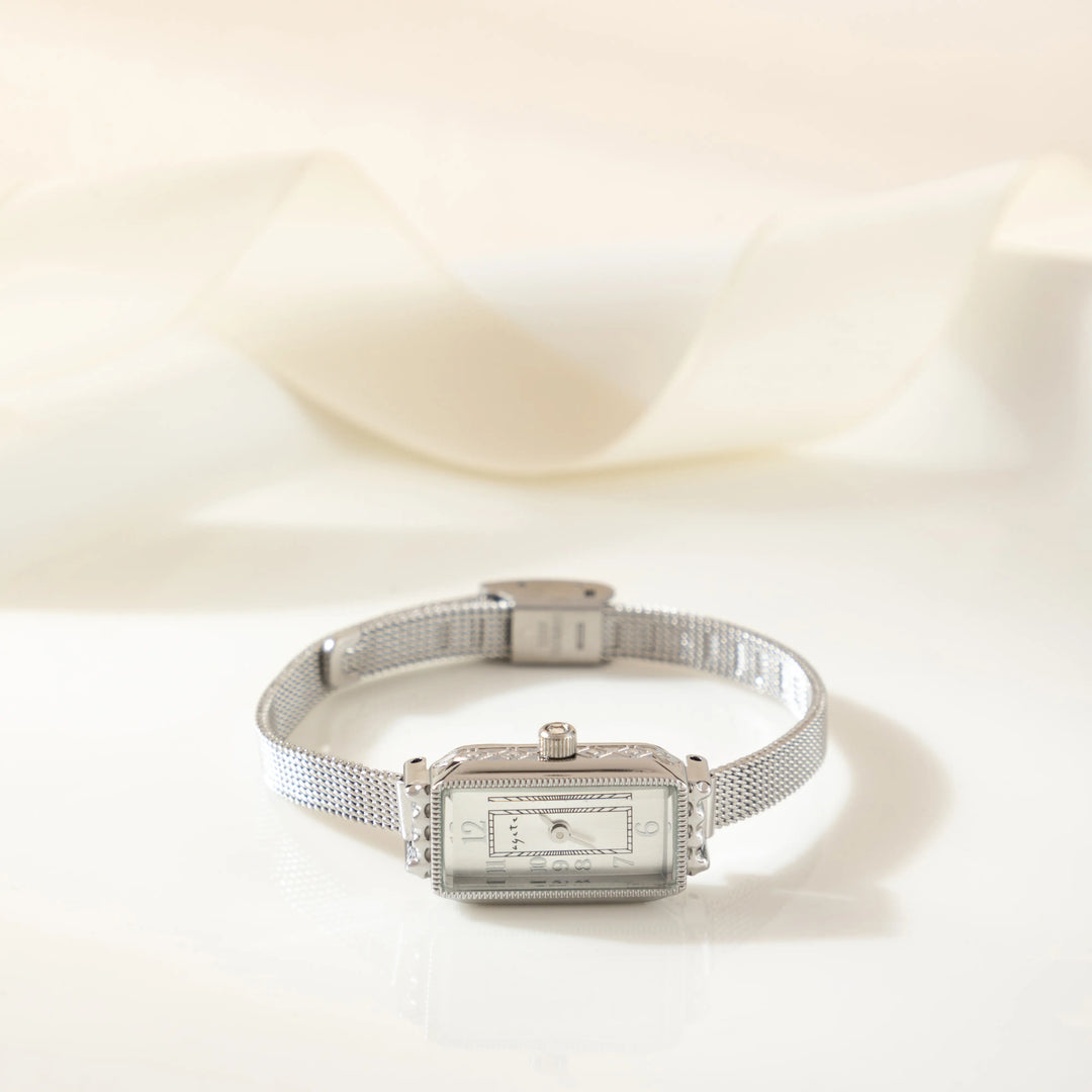 Silver Watch Íde with Rectangular Case and Mesh Strap