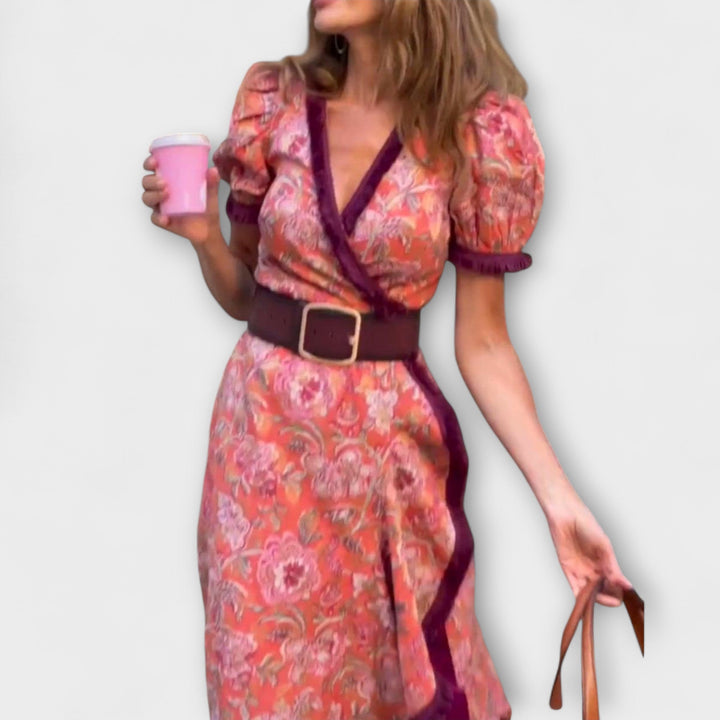 Elegantes rosa Maxikleid mit kurzen Ärmeln