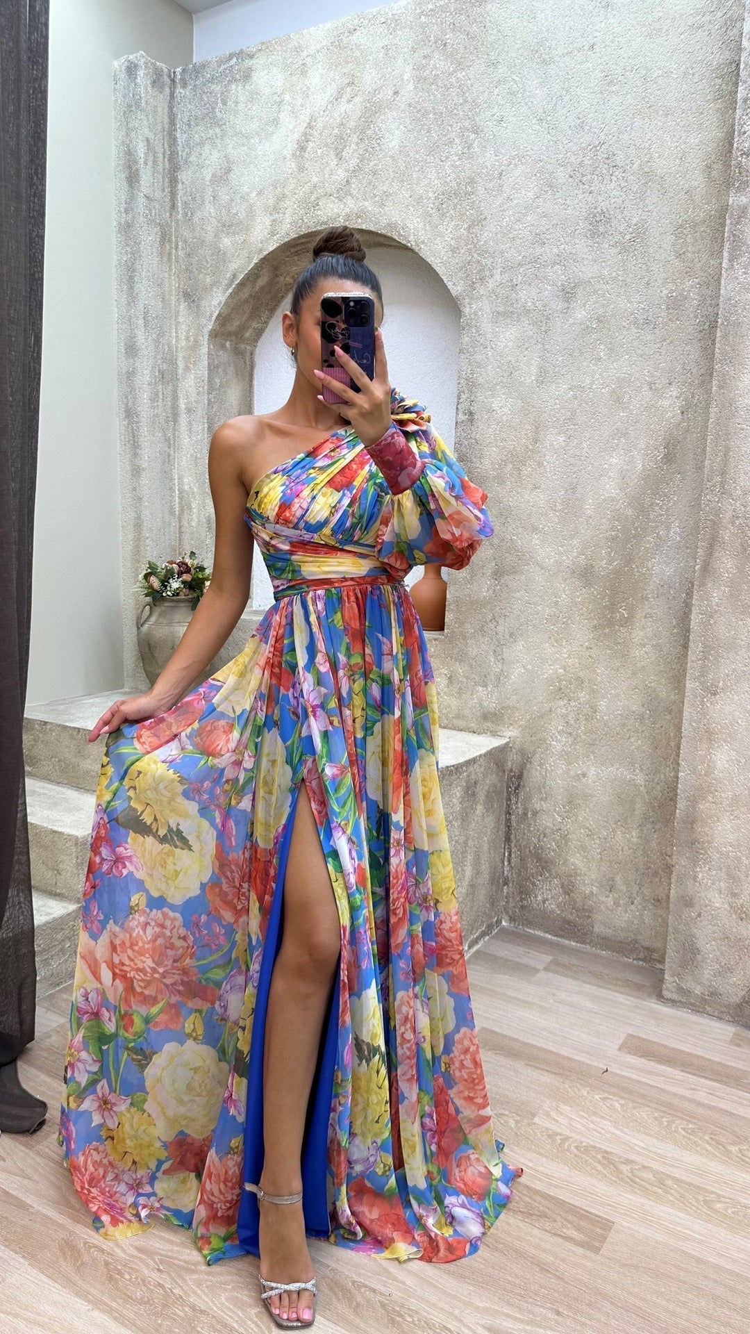 Whitney - Lila One-Shoulder-Maxikleid mit Blüten