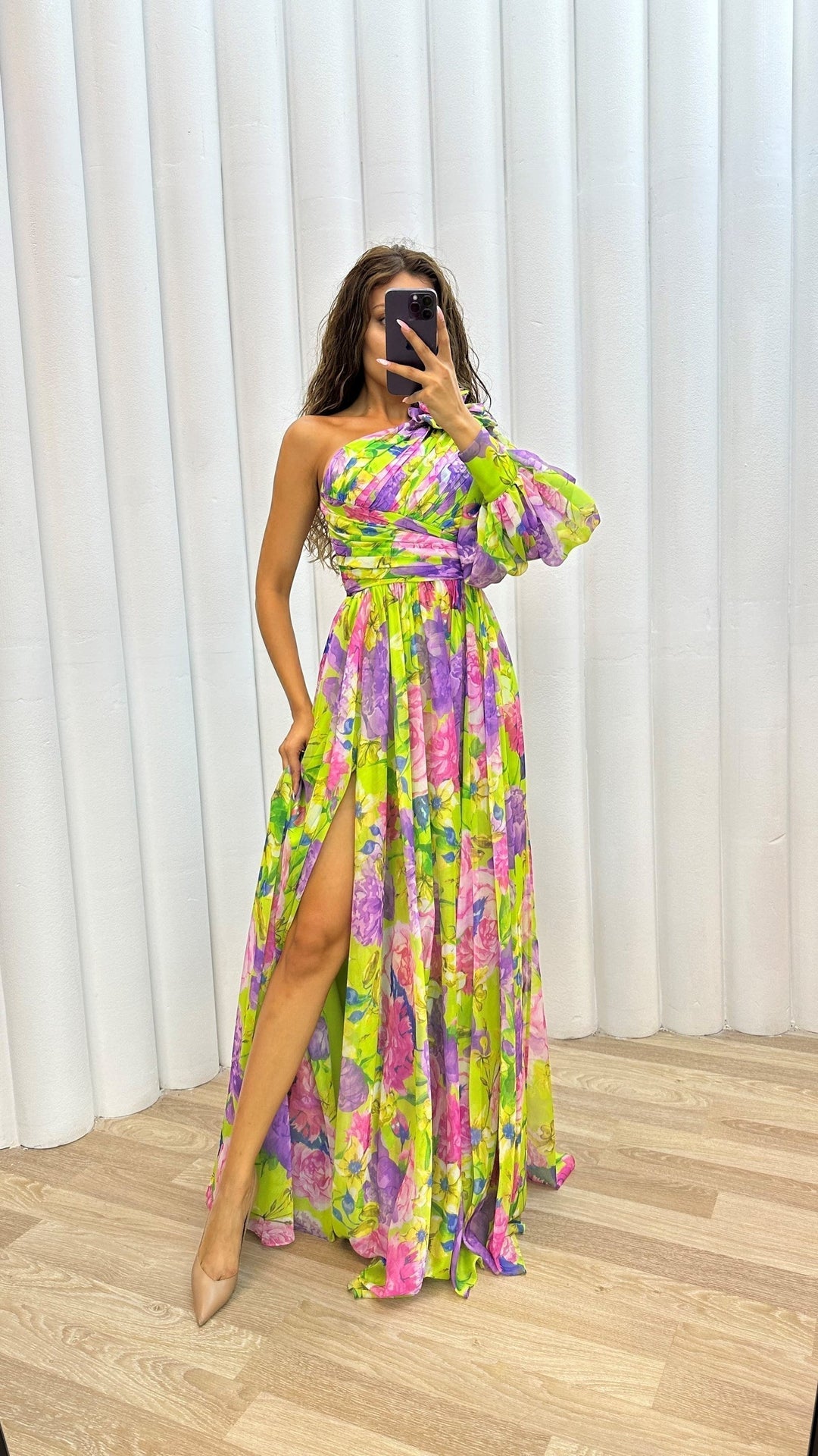 Whitney - Lila One-Shoulder-Maxikleid mit Blüten