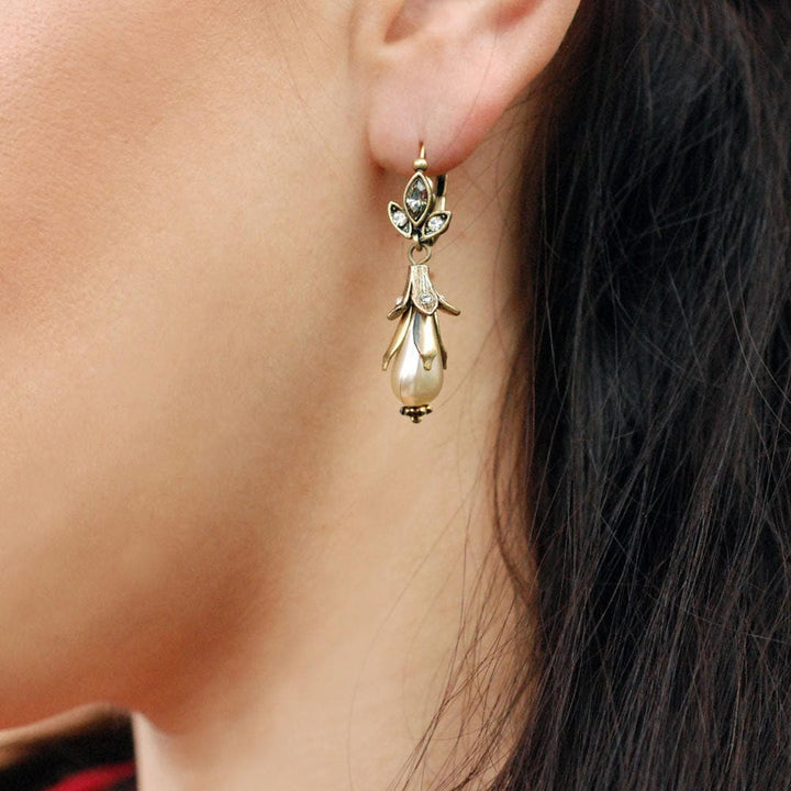 Silver Drop Earrings Neasa with Lily and Pearl