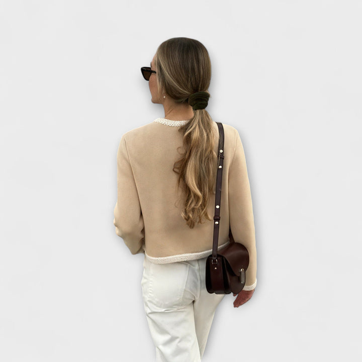 Klassische beige Jacke mit Ziertaschen