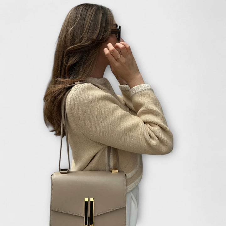 Klassische beige Jacke mit Ziertaschen