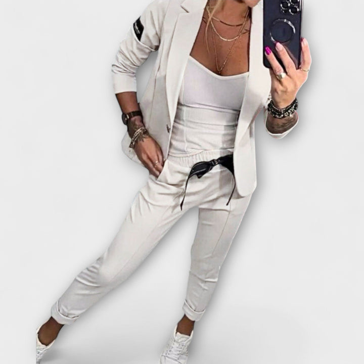 Malou - Beiges Set mit Top, Blazer und Hose