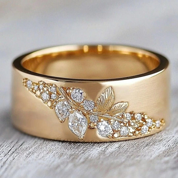 Gold Ring Áine with Zirconia Leaf Motif