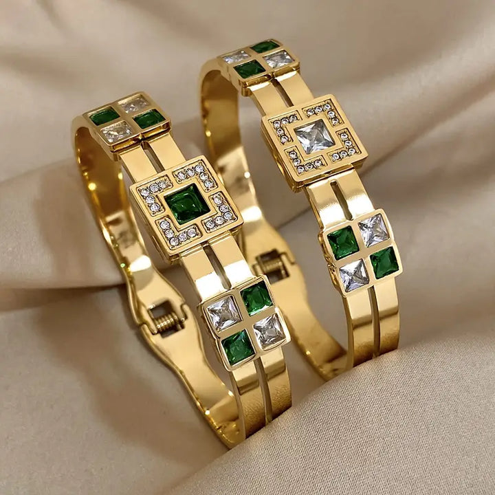 Gold Bangle Bracelet Íde with Emerald