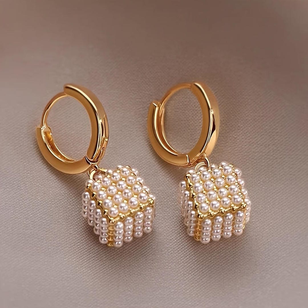Gold Hoop Earrings Bríd with Pearl Cube