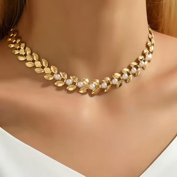 Gold Choker Necklace Órla with Leaf Links and Pearls
