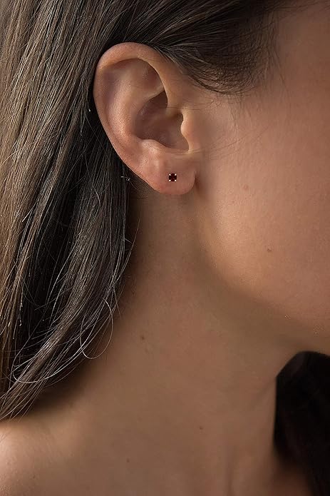 Gold Stud Earrings Áine with Ruby Stone