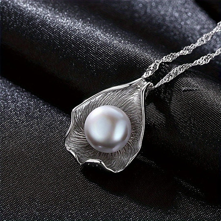 Silver Necklace Dingle with Shell and Pearl