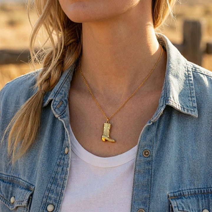 Gold Necklace Íde with Cowboy Boot Motif