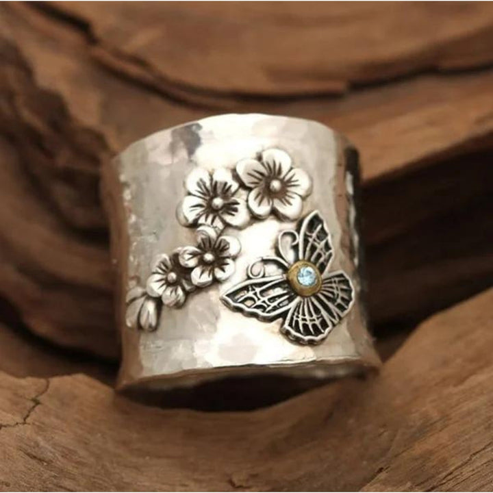 Silver Ring Íde with Butterfly Motif