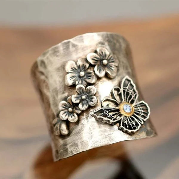 Silver Ring Íde with Butterfly Motif