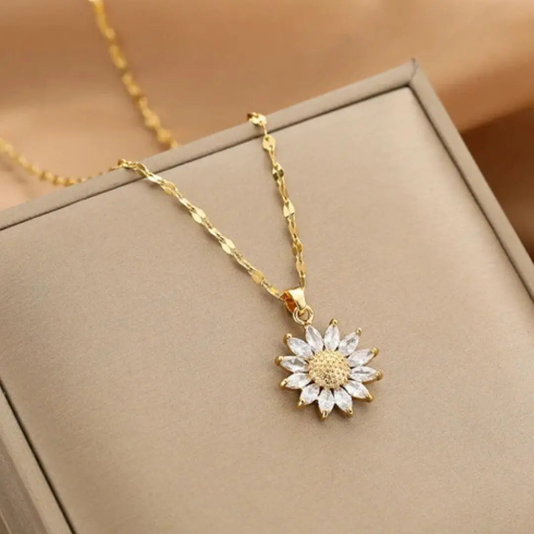 Gold Necklace Clíodhna with Zirconia Flower
