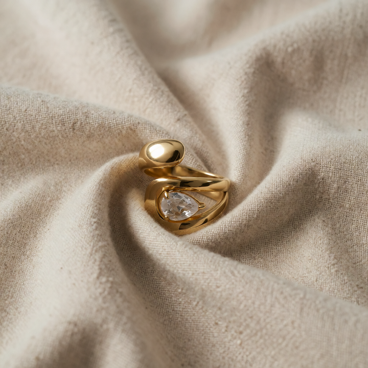 Gold Ring Caoimhe with Teardrop Zirconia