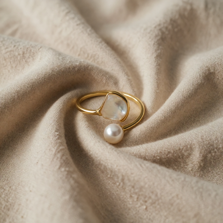 Gold Open Ring Íde with Pearls