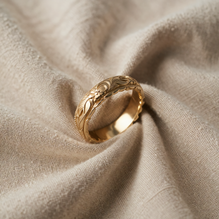 Gold Ring Béibhinn with Floral Engraving