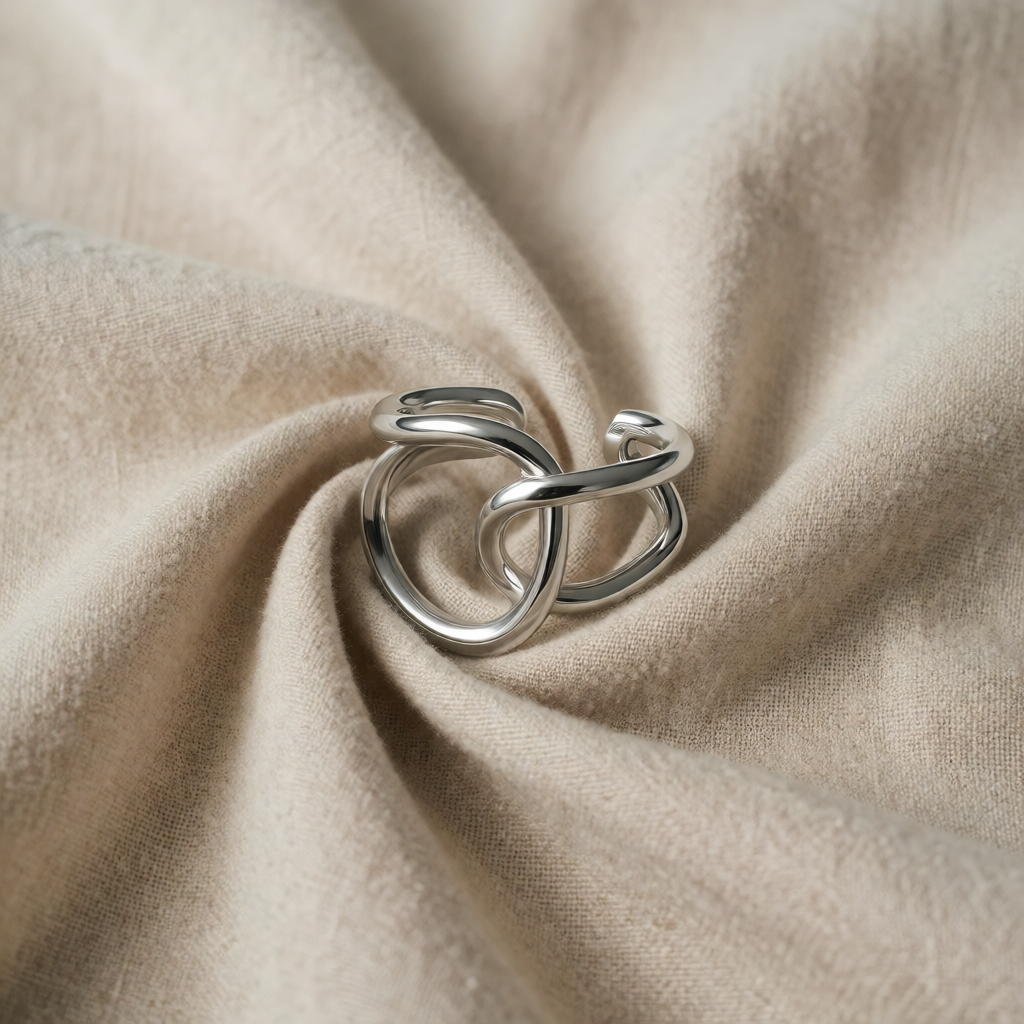 Silver Ring Saoirse with Interlocked Knot