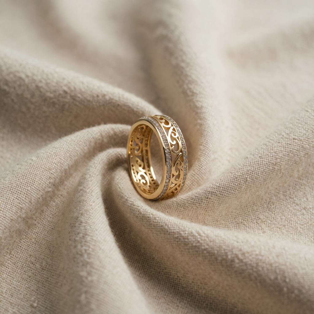 Gold Band Ring Laoise with Filigree Motif