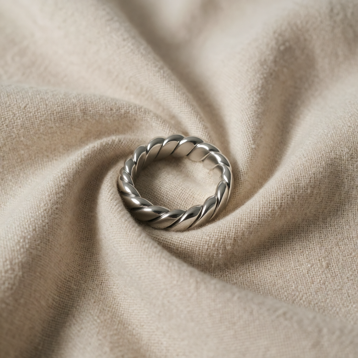 Silver Ring Clíona with Twisted Rope Band