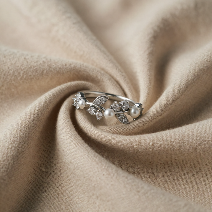 Silver Ring Íde with Pearls & Vine Motif