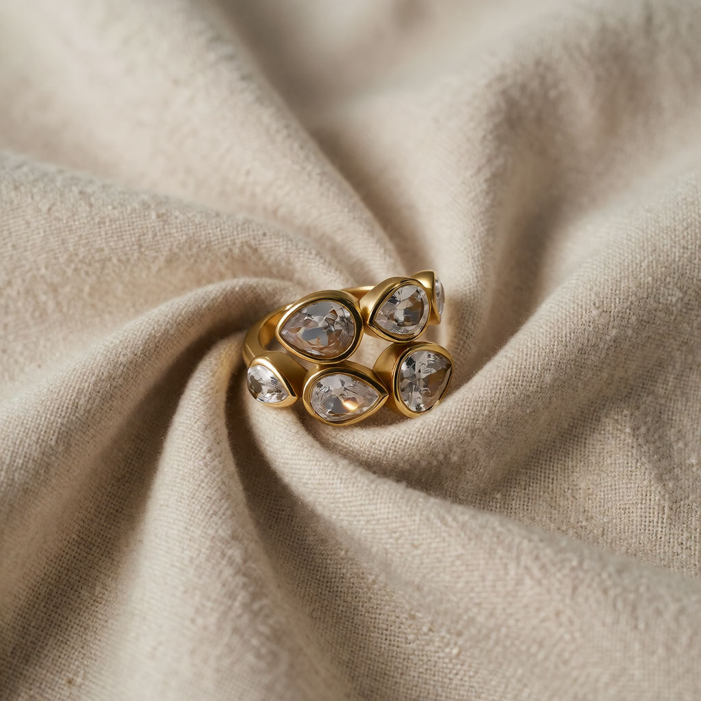Gold Open Ring Béibhinn with Crystal Teardrops