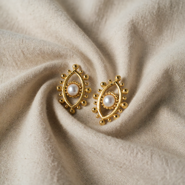 Gold Stud Earrings Clíona with Pearl