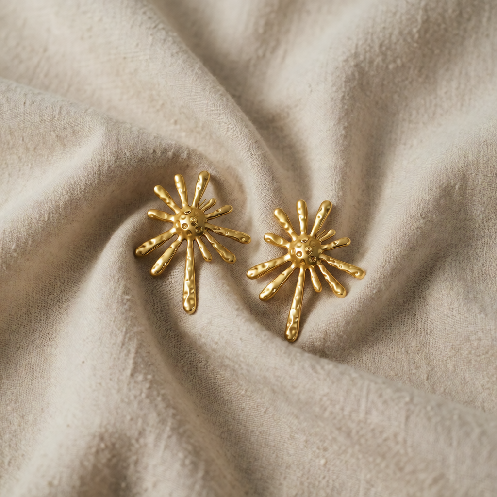 Gold Stud Earrings Íde with Starburst