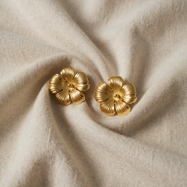 Gold Stud Earrings Saoirse with Flower