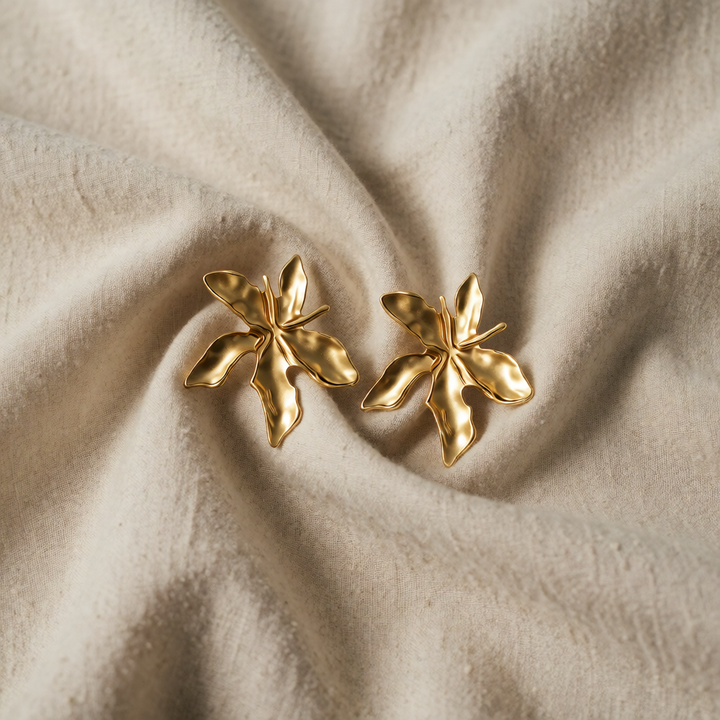 Gold Stud Earrings Sinéad with Lily