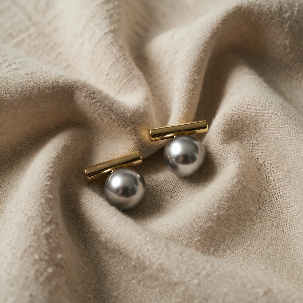 Gold Stud Earrings Órla with Grey Pearl