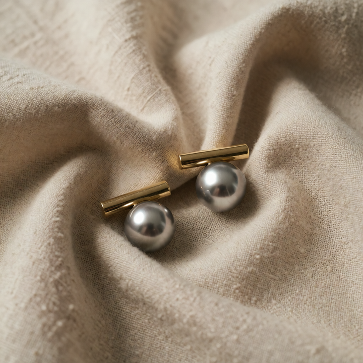Gold Stud Earrings Órla with Grey Pearl