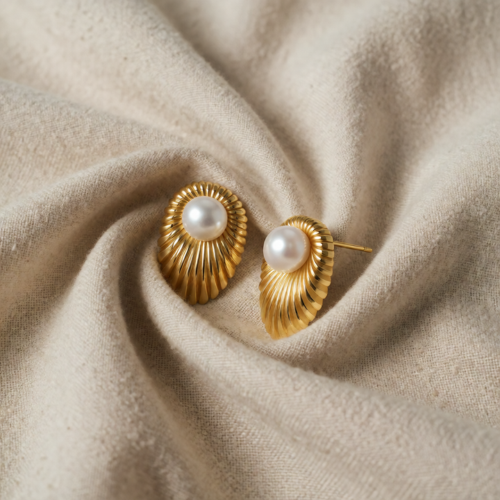 Gold Stud Earrings Bríd with Pearl Shell