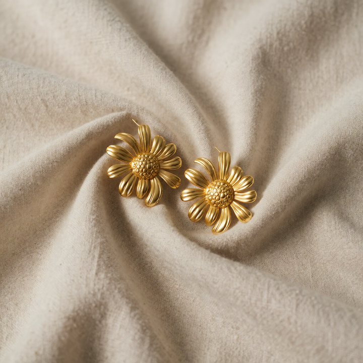 Gold Stud Earrings Gráinne with Daisy